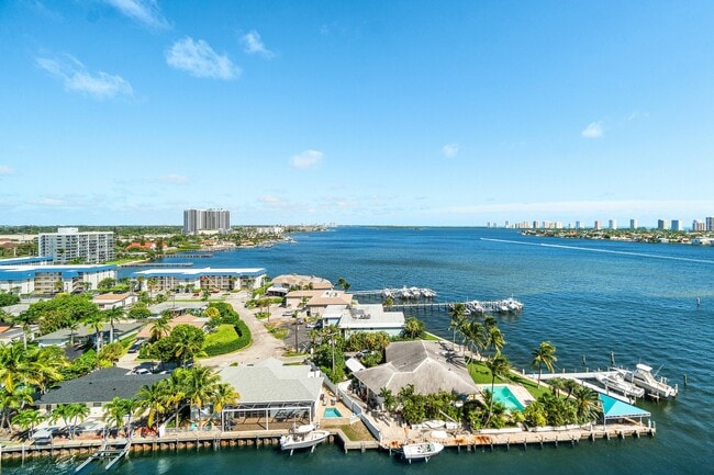 Building Photo - 2650 Lake Shore Dr