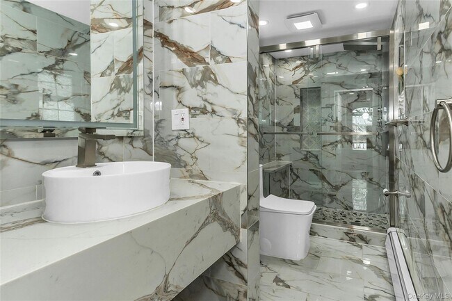 Building Photo - 524 Jerusalem Ave