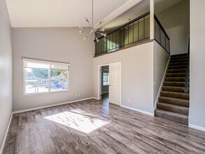 Building Photo - Completely Renovated 3+ Bed, 2 Bath Tierra...