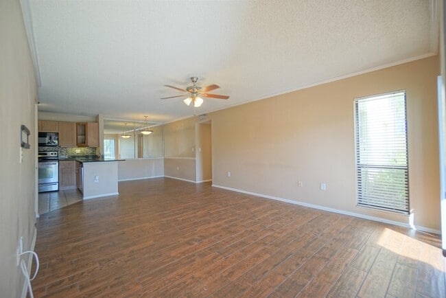 Building Photo - Spacious 2-Bedroom Condo with Screened Lanai in Gallery at Bayport