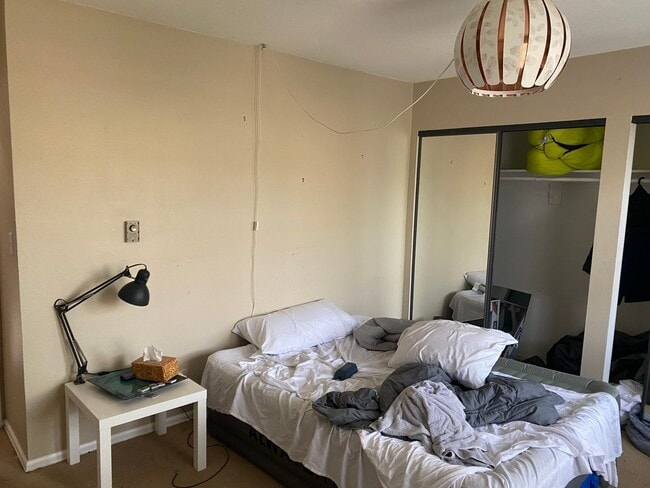 Building Photo - 2 Bed Plus Office 1.5 Bath Two Floor Condo In Ideal Central Boulder Location!