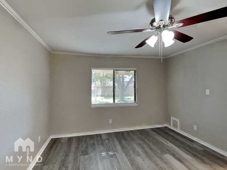 Building Photo - 325 Hemlock Dr