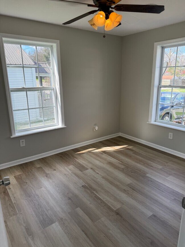 Building Photo - Two bed 1 bath Maryville City Home Available Now