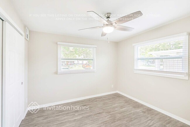 Building Photo - 9449 Park Lake Dr