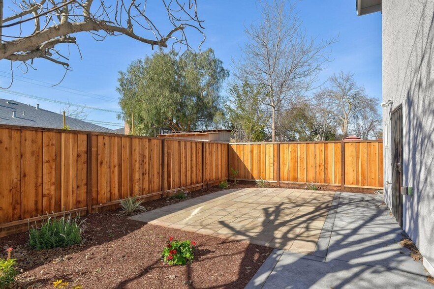 Building Photo - 116 Daphne Way