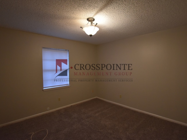 Building Photo - Adorable 3-bedroom, 2-bath duplex with 2-car garage in The Highlands Addition