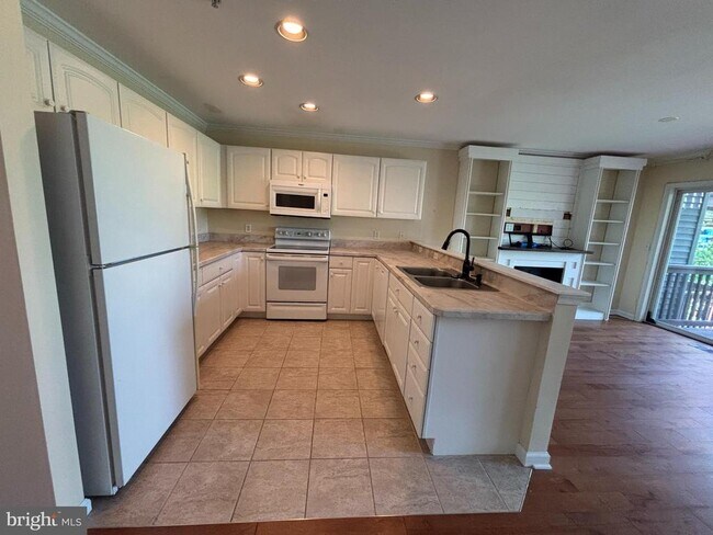 Building Photo - 113 NE Isles Dr