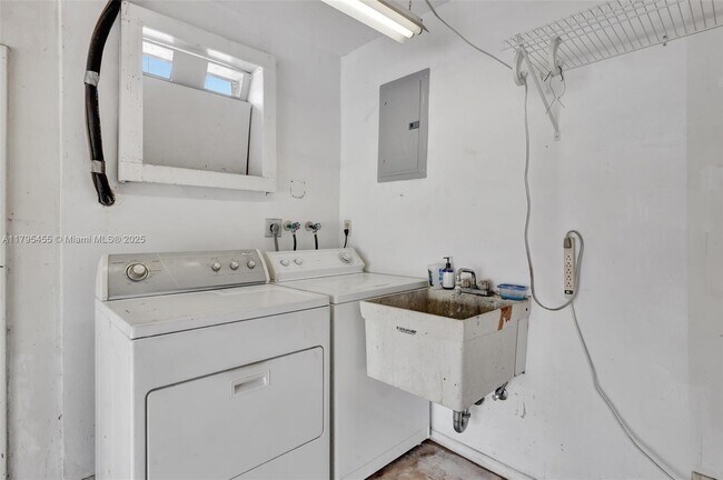 Building Photo - 9121 SW 54th Pl