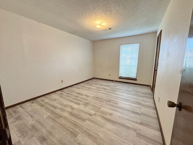 Building Photo - 3 Bed 2 bath!
