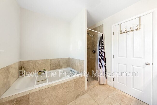 Building Photo - 1127 N Echohawk Way