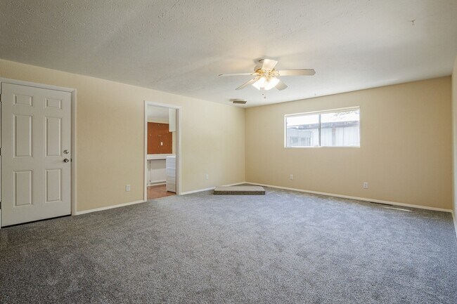 Building Photo - 718 Brassie Dr