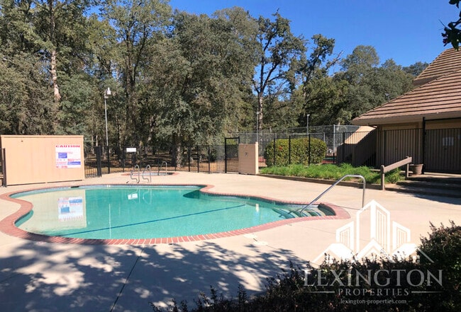 Building Photo - Wonderful, 3BD/2.5BA Home + Loft, in Oak C...