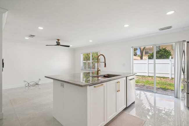 Building Photo - 3460 Commodore Ct