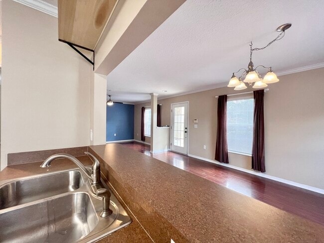 Building Photo - Gorgeous 3-bedroom, 2 1/2-bath End Unit To...