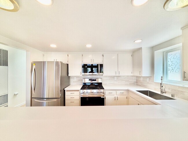 Building Photo - Silver Strand Beach | 4 Bed | 2 Bath | Bea...