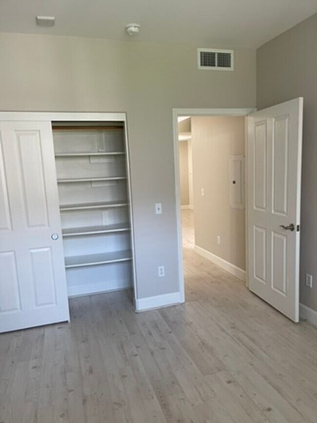 Building Photo - Fabulous Montebello condo, walk/bike to Ap...