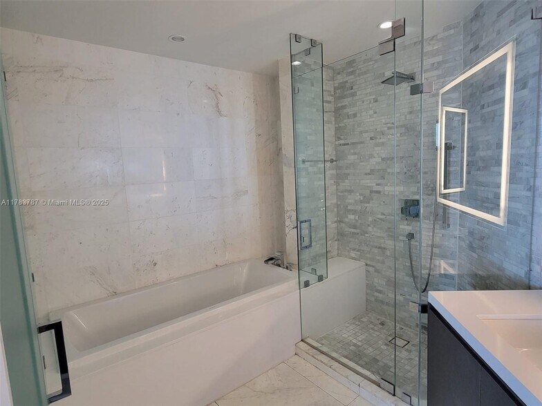 Building Photo - 851 NE 1st Ave