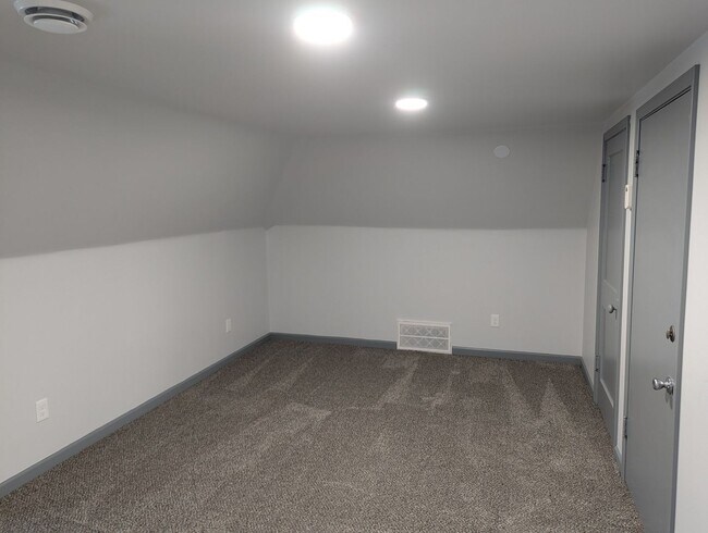 Building Photo - Complete New Remodel: cozy, 1-bedroom apt w/all new kitchen and bath, overlooking Mill Run