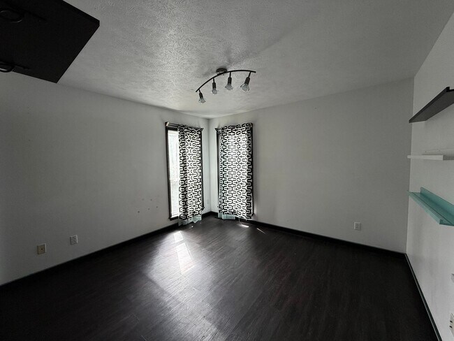 Building Photo - 360 Tall Oaks Dr