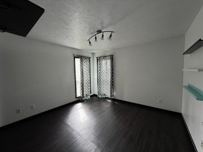 Building Photo - Spacious Basement Home with Breathtaking Views!!!