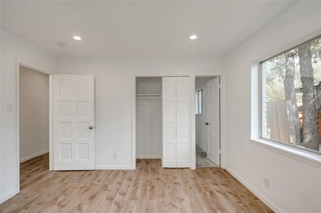 Building Photo - 4202 N Hills Dr