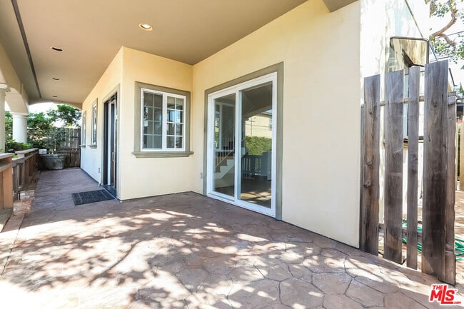 Building Photo - 252 Hampton Dr