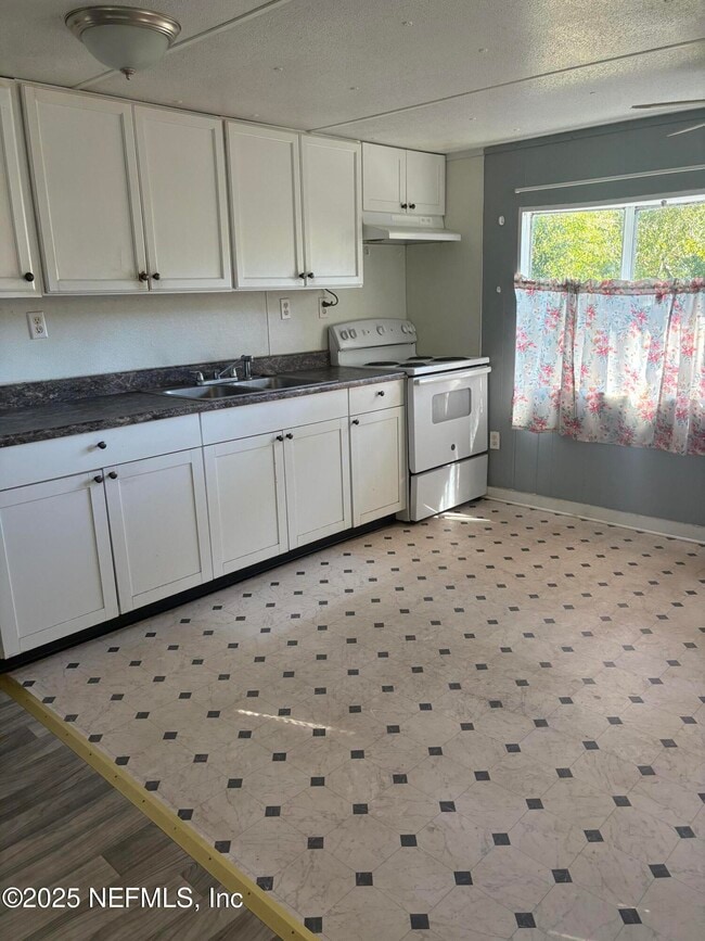 Building Photo - 202 2nd Way