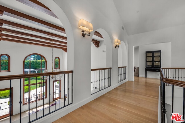Building Photo - 2134 La Mesa Dr