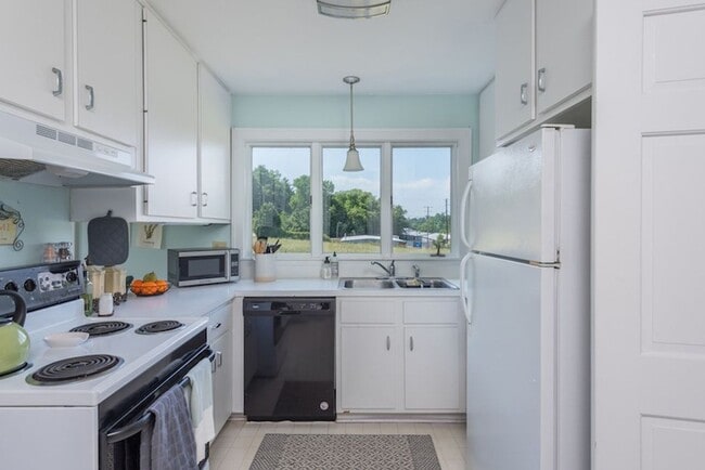 Building Photo - Weaverville Farmhouse Rental!