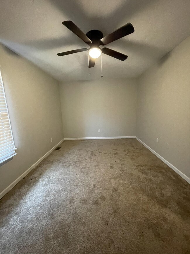 Building Photo - 133 E Vail Dr