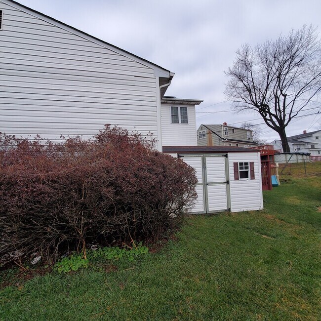 Building Photo - 210 Highmeadow Rd