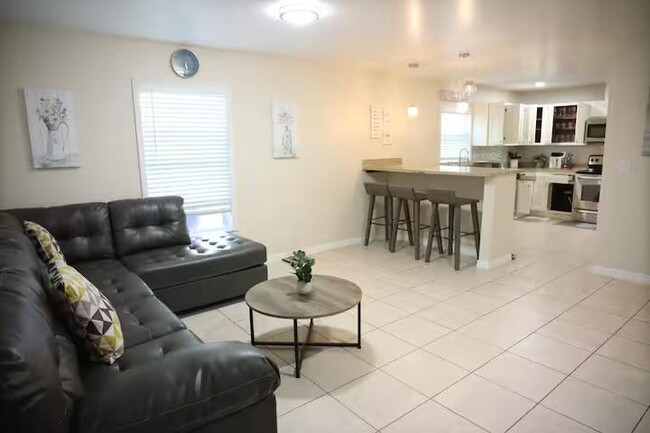 Building Photo - 826 N Lincoln Ave