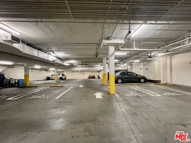 Building Photo - 1353 N Fuller Ave