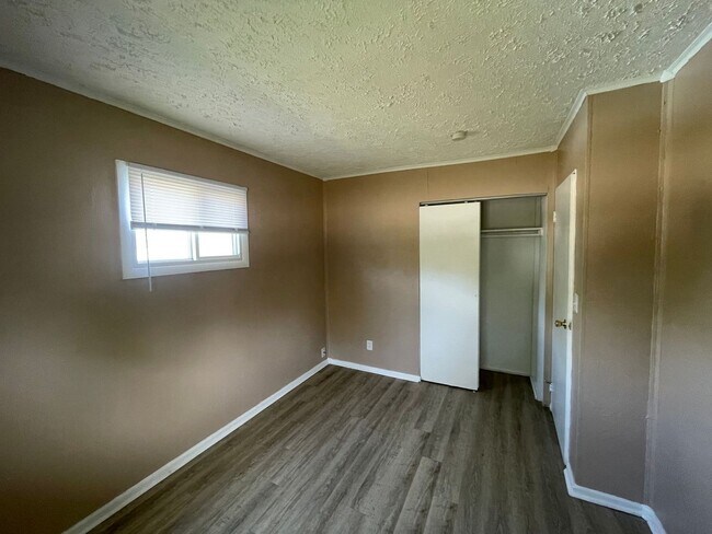 Building Photo - 4910 Porterfield Dr