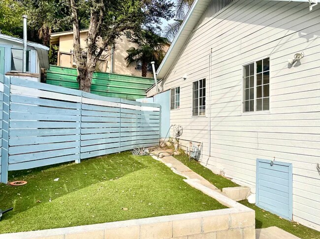 Building Photo - 3 Bed 1 & 1/2 Bath Home in a great Highland Park Location is Now Available!