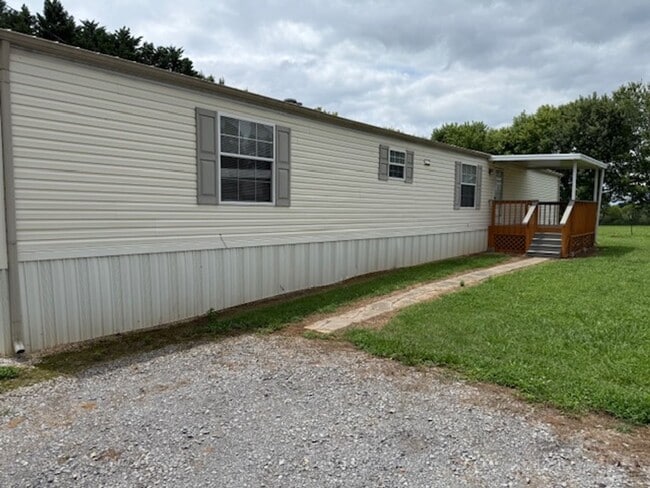 Primary Photo - Greenback 37742 - 3 bed 2 bath mobile home...