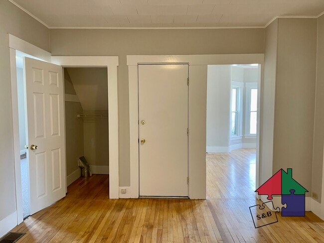 Building Photo - 49 Maple Ave