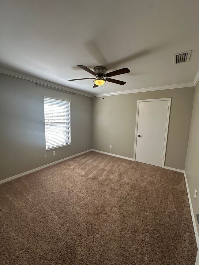 Building Photo - Great Location, Near St. John's River, Bea...