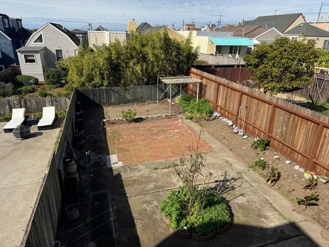 Building Photo - Charming Parkside Upper Flat w/ Garage Parking