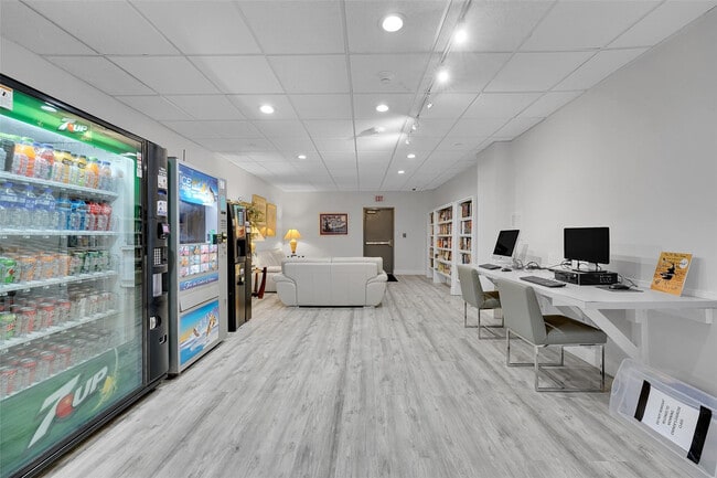 Building Photo - 405 N Ocean Blvd