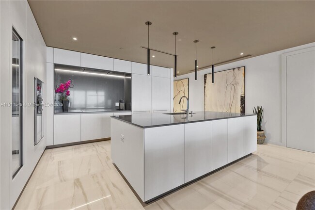 Building Photo - 300 Biscayne Blvd Way
