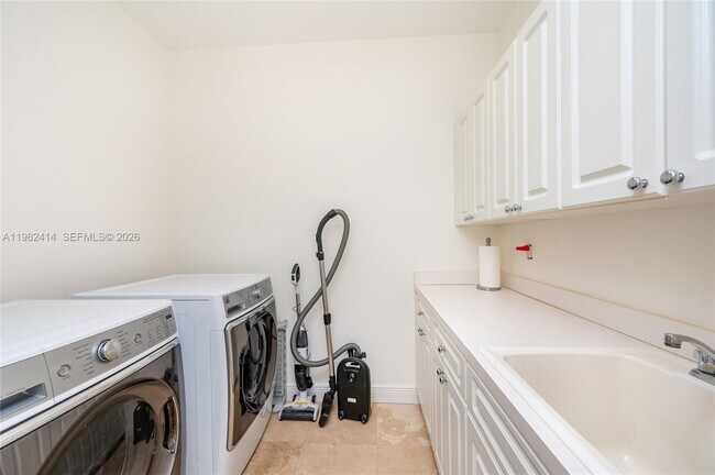 Building Photo - 760 Glenridge Rd