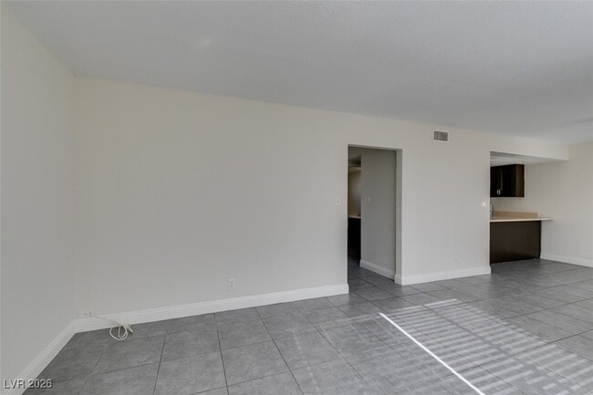 Building Photo - 764 Lawrence Dr