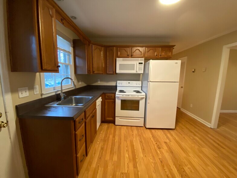 Building Photo - 215 Navaho Trl