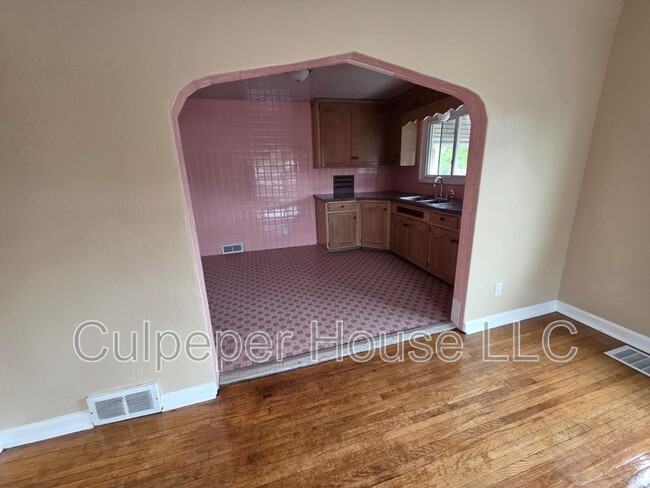 Building Photo - 2209 W Laskey Rd