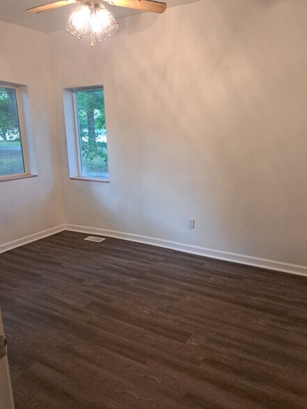 Building Photo - 671 W Clark Rd