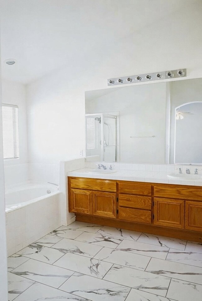 Building Photo - 42336 Camden Way