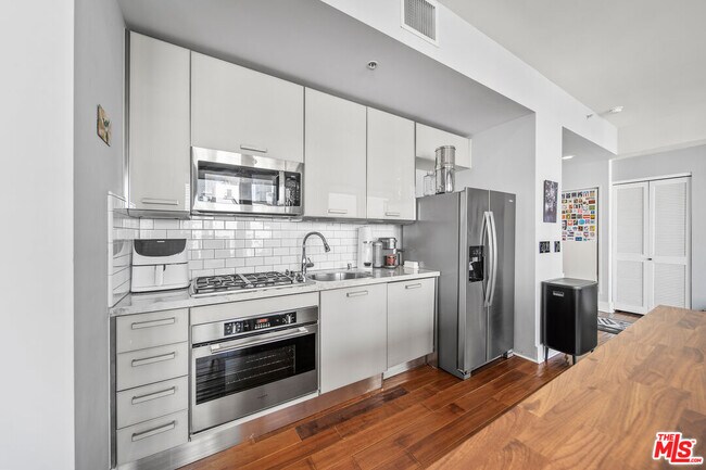 Building Photo - 460 S Spring St