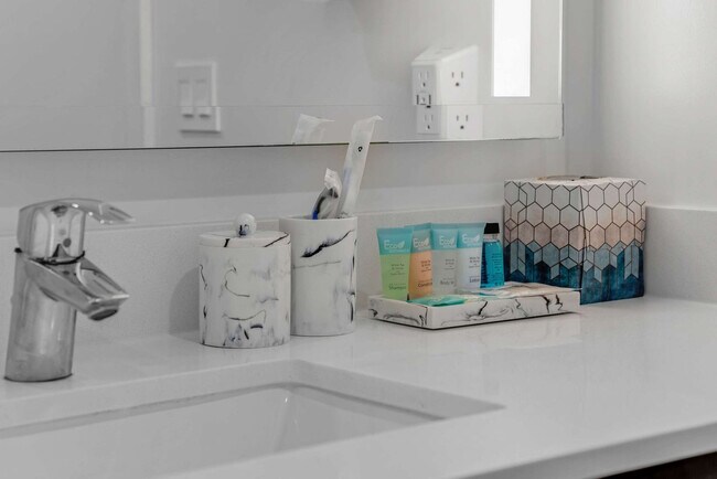 Building Photo - 404 NE 2nd Ave