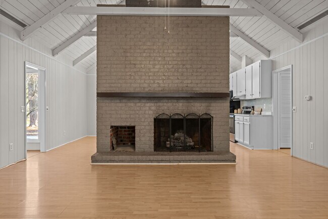 Building Photo - 53 Pine Lake Dr